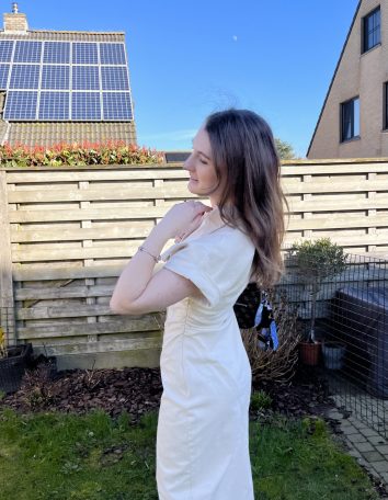 met handtas en haar los